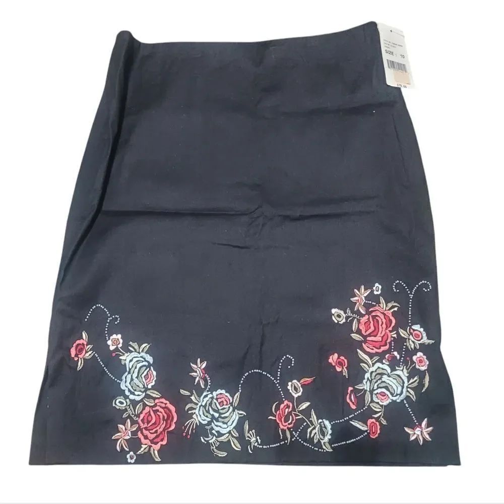 Embroidered pencil skirt
